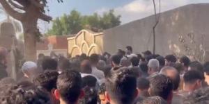 تشييع جثمان ربة منزل لقيت مصرعها على يد زوجها بطوخ وانهيار الأسرة.. صور