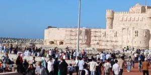 لسان قايتباي بالإسكندرية يستقبل آلاف الزائرين لقضاء فسحة العيد.. فيديو  7431335