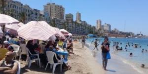 إقبال كثيف على شواطئ الإسكندرية في ثاني أيام عيد الأضحى المبارك