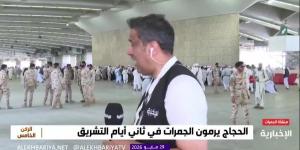 حجّاج بيت الله الحرام يرمون الجمرات الثلاث في ثاني أيام التشريق