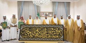 تسليم كسوة الكعبة المشرفة للسدنة
