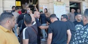 محمود الليثي ورضا البحرواي فى تشييع جثمان والد حمو بيكا بالإسكندرية.. صور
