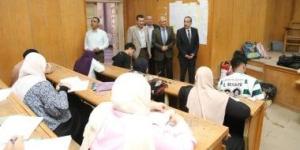 رئيس جامعة الفيوم يتفقد سير الامتحانات بعدد من الكليات