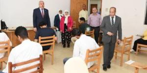 رئيس جامعة القناة يتابع امتحانات الألسن والآداب والسياحة والفنادق