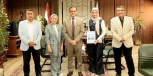 آداب أسيوط تعرض إصدارا علميا دوليا خلال لقاء نائب رئيس الجامعة للدراسات العليا