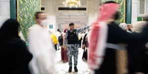 رجل الأمن السعودي .. مشاهد إنسانية تتكرر كل عام