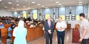 رئيس جامعة قناة السويس يتابع الامتحانات المسائية بكلية التجارة