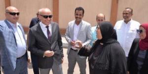 محافظ الأقصر يتفقد أحياء المدينة ويتابع الأسواق ومنافذ بيع السلع