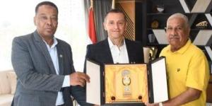 إهداء درع اتحاد نقابات عمال أسوان للمهندس عمرو لاشين