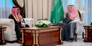 أمير الباحة يدشن الدليل السياحي ويطلع على مشروعات الطرق