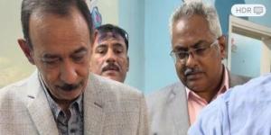 محافظ سوهاج يستمع لمطلب مواطن خلال تفقده قافلة الأطراف الصناعية