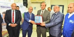 محافظ أسيوط ونائب رئيس جامعة الأزهر يسلمان 140 سماعة لـ70 طفلا من ضعاف السمع