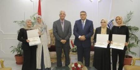 محافظ قنا يكرم الطلاب الحاصلين على المركز الأول بمسابقة كوديفر.. صور