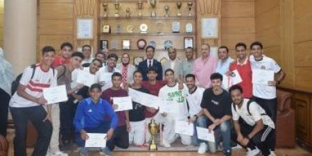 رئيس جامعة بنها يكرم الطلاب الحاصلين على مراكز فى البطولات والأنشطة الرياضية