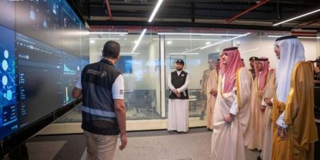 وزير الداخلية يطّلع على منظومة النقل الذكية وغرفة التحكم والتشغيل بالمشاعر المقدسة