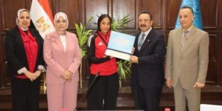 مجلس جامعة الإسكندرية يكرّم أبطال كلية علوم الرياضة الحاصلين على بطولات دولية