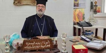 كاهن كنيسة الروم بدمياط يشارك في صك الأضحية ويؤكد: عادة سنوية.. فيديو