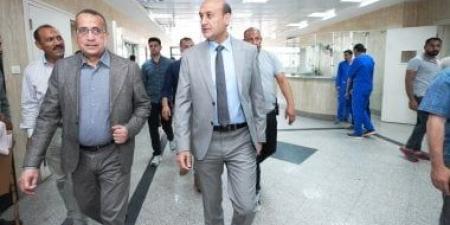 محافظ أسيوط يزور مصابي مستشفى الإصابات الجامعي ويوزع الهدايا والعيديات