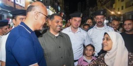 محافظ الإسكندرية لبائع شاي: من حق الناس تقعد.. هو أنت شاري الشاطئ؟
