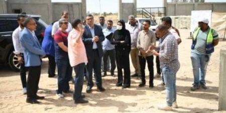 تمهيدا لافتتاحه.. محافظ قنا يتابع الأعمال الإنشائية لشادر الأربعين