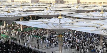أجواء إيمانية يعيشها زوار المسجد النبوي قبيل الغروب