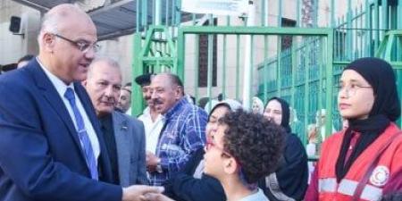 محافظ الإسكندرية يهنئ المواطنين بالعيد عقب أداء الصلاة بمسجد سيدي جابر