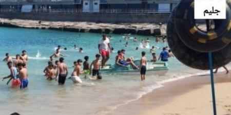 إقبال ملحوظ على شواطئ الإسكندرية فى أول أيام عيد الأضحى.. صور