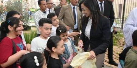 محافظ البحيرة توزع الهدايا والورود على المواطنين احتفالا بعيد الأضحى.. فيديو