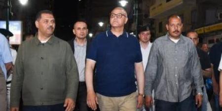 محافظ الإسكندرية يقود حملة موسعة بشارع خالد بن الوليد ويغلق 11 محلًا مخالفًا