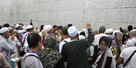 حجاج بيت الله الحرام يواصلون رمي الجمرات في آخر أيام التشريق