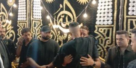 بالأحضان.. حسن شاكوش يواسي حمو بيكا في عزاء والده بالاسكندرية.. فيديو