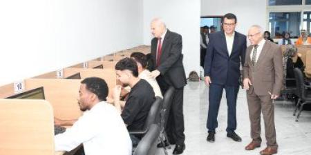 رئيس جامعة القناة يتابع الامتحانات بكليتى العلوم والصيدلة