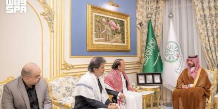 وزير الدفاع ينقل تعازي القيادة في وفاة الرئيس اليمني السابق