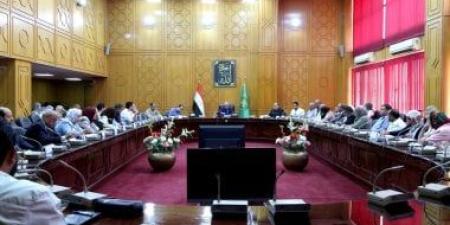محافظ الإسماعيلية يناقش تطوير سوق الجمعة ويوجه بإنشاء مكتب لمتابعة التجار