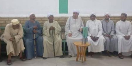 شقيق شيخ الأزهر يقدم العزاء فى زوجة رئيس المنطقة الأزهرية السابق.. صور