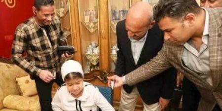 محافظ السويس يحقق أمنية طفلة مريضة ويهديها كرسيًا متحركًا