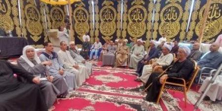 "الكفن" ينهى ثأر عامين بأسوان.. 3 آلاف شخص يشهدون صلح "آل نجم" و"آل الأشراف" بكيما.. محافظ أسوان: الصلح من أسمى القيم.. ودروع تكريم لأهل العفو.. ورسالة سلام تؤكد تماسك المجتمع الأسوانى.. فيديو
