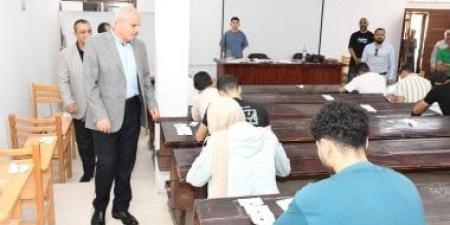 رئيس جامعة قناة السويس يتابع امتحانات 3 كليات.. انتظام باللجان ودعم للطلاب وذوى الهمم