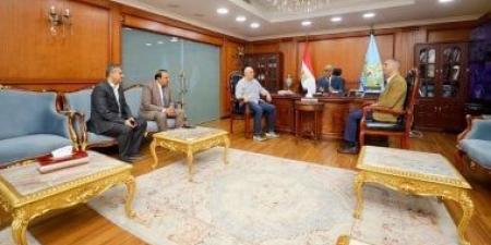محافظ كفر الشيخ يناقش خطة عمل القافلة الطبية المجانية للأسر الأولى بالرعاية