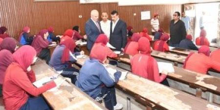 رئيس جامعة قناة السويس يتابع امتحانات كليتى علوم الرياضة والتجارة
