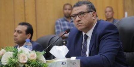 محافظ قنا يناقش 301 شكوى وطلب للمواطنين ويوجه بحلول عاجلة