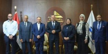رئيس جامعة دمياط يعقد اجتماعًا مع ممثلي هيئة الاعتماد والرقابة الصحية