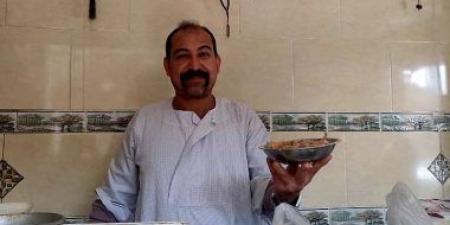 من الجد للأحفاد.. "الدندراوي" يحافظ على مهنة الفسيخ في دشنا بقنا منذ 35 عاما