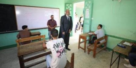 محافظ كفر الشيخ يطمئن على سير امتحانات الثانوية الأزهرية
