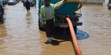 جهاز العاشر يدفع بسيارات مواجهة السيول بعد انفجار خط مياه رئيسى بطريق بلبيس