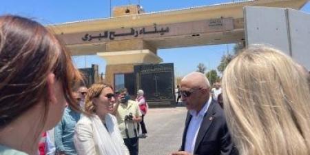 محافظ شمال سيناء يصطحب وفدا دبلوماسيا وبرلمانيا هولنديا فى جولة تفقدية بمعبر رفح البرى