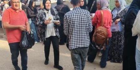 رئيس مدينة شبرا الخيمة توزع المياه والعصائر على طلاب الثانوية العامة أمام اللجان