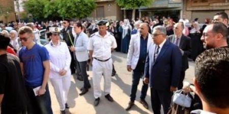 محافظ الدقهلية يتفقد انتظام دخول الطلاب للجان امتحانات الثانوية العامة