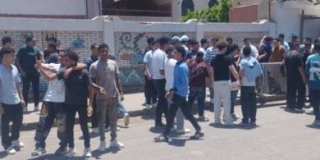 أولياء الأمور يستقبلون الطلاب على أبواب لجان امتحانات الثانوية العامة بالمنيا.. فيديو