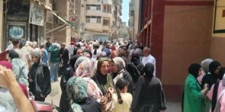 أولياء أمور طلاب الثانوية العامة يستقبلون الطلاب عقب خروجهم من اللجان بالشرقية